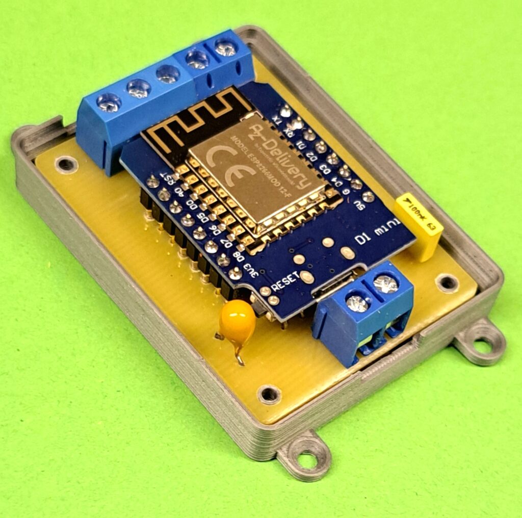 Der 2- oder 4-fach WLAN-Rückmelder auf einer gefrästen Platine im Gehäuse ohne Deckel.